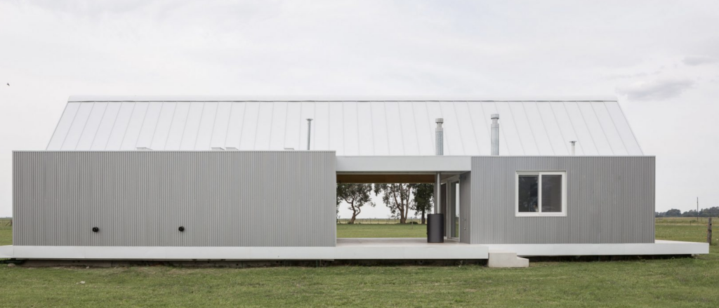 The photography is by Fernando Schapochnik of this house with sheep wool insulation